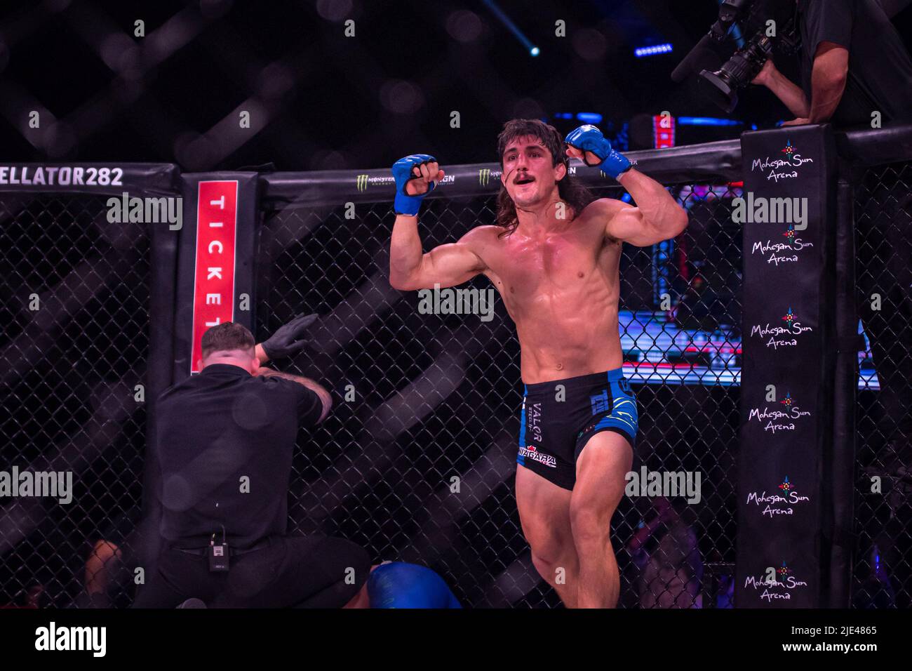 Uncasville, CT, Uncasville, CT, EE.UU. 24th de junio de 2022. Uncasville, CT - 24 DE JUNIO: Aaron Jeffery gana a través de 2nd ronda TKO en Bellator 282 el 24 de junio de 2022 en Mohegan Sun Casino en Uncasville, CT, Estados Unidos. (Imagen de crédito: © Matt Davies/PX Imagens via ZUMA Press Wire) Crédito: ZUMA Press, Inc./Alamy Live News Foto de stock