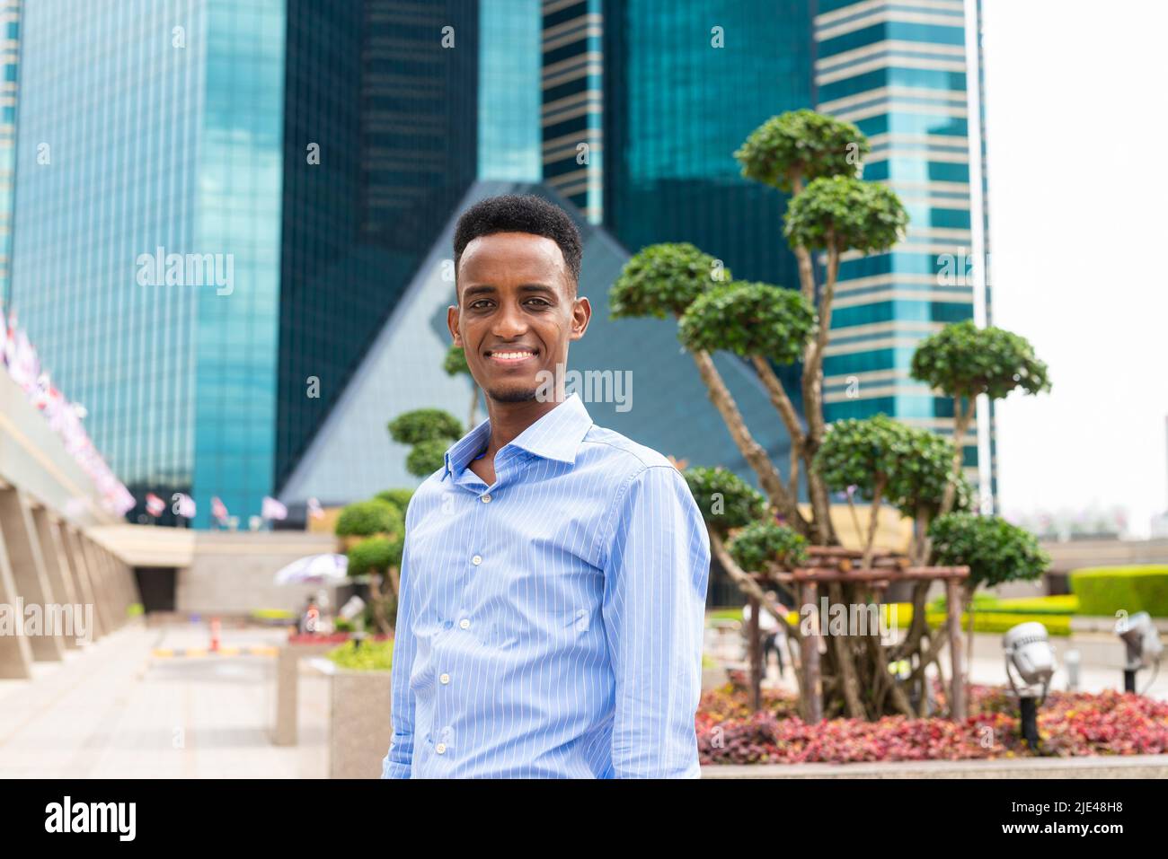 Hermoso joven hombre de negocios negro al aire libre en la ciudad Foto de stock