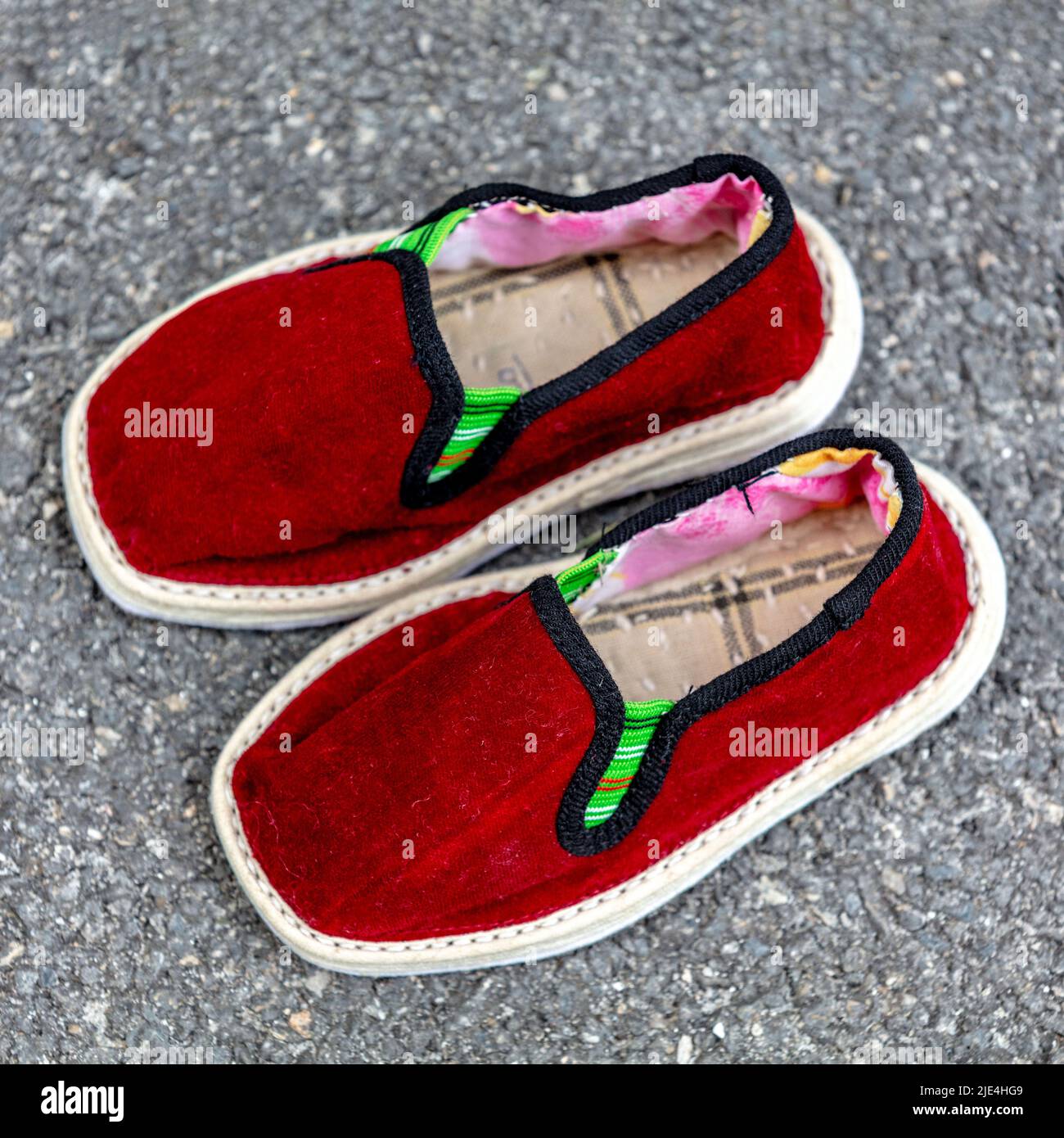 Zapatos de tela fotografías e imágenes de alta resolución - Alamy