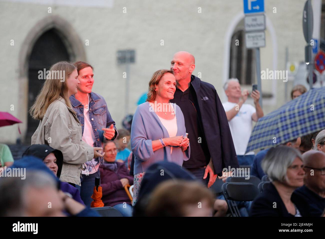Generalsuperintendentina Theresa Rinecker bei: Samuel Rösch vive al aire libre beim Lausitz Kirchentag auf dem Obermarkt. Görlitz, 25.06.2022 Foto de stock