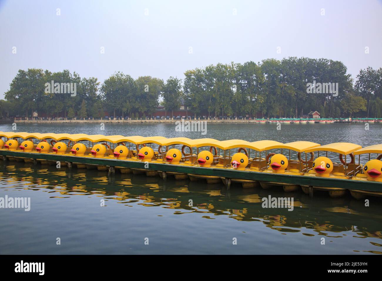 Beijing beihai parque el jardín real el lago un barco de crucero Foto de stock