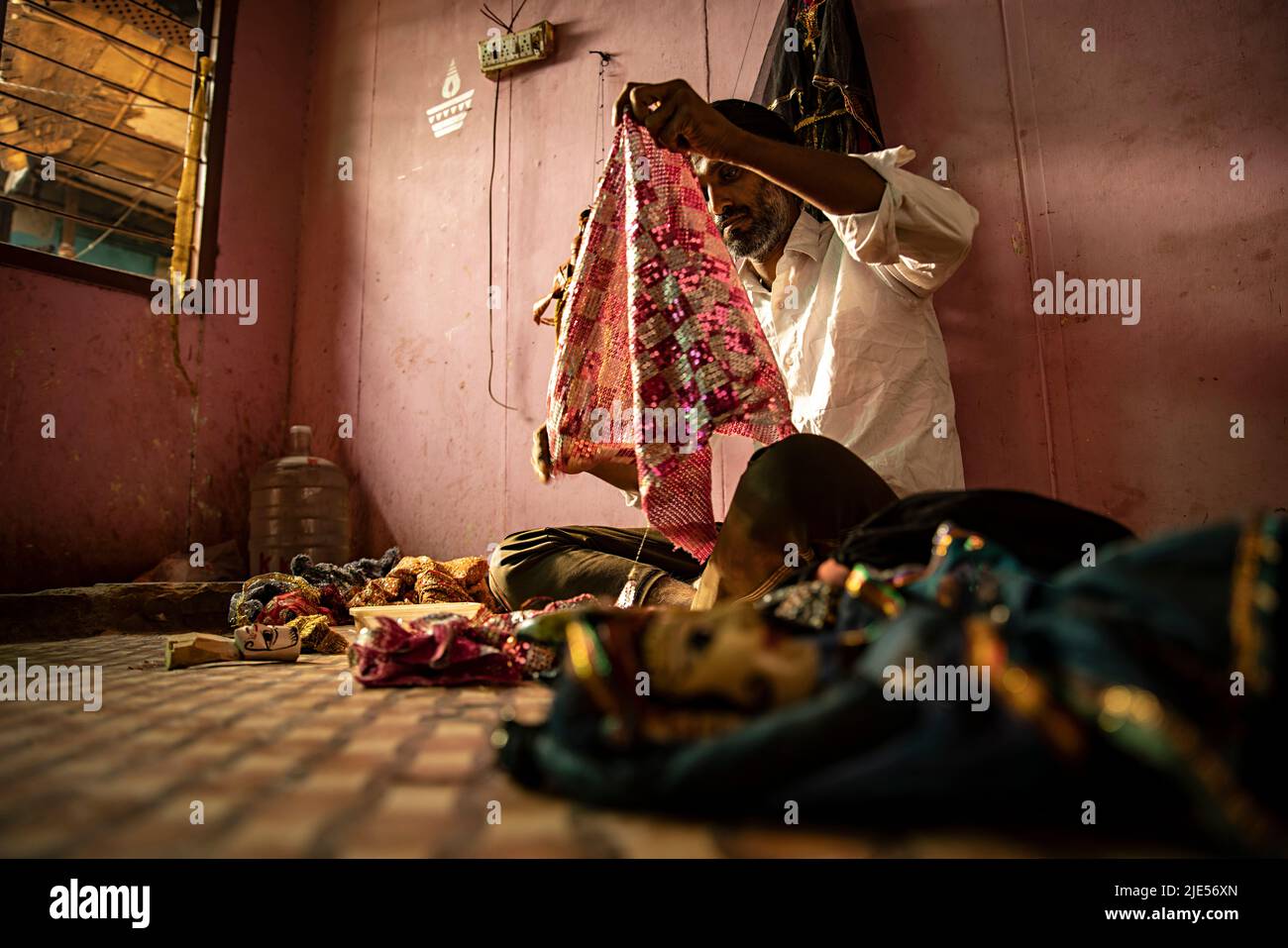 Hombre maduro preparando vestidos de títere en casa Foto de stock
