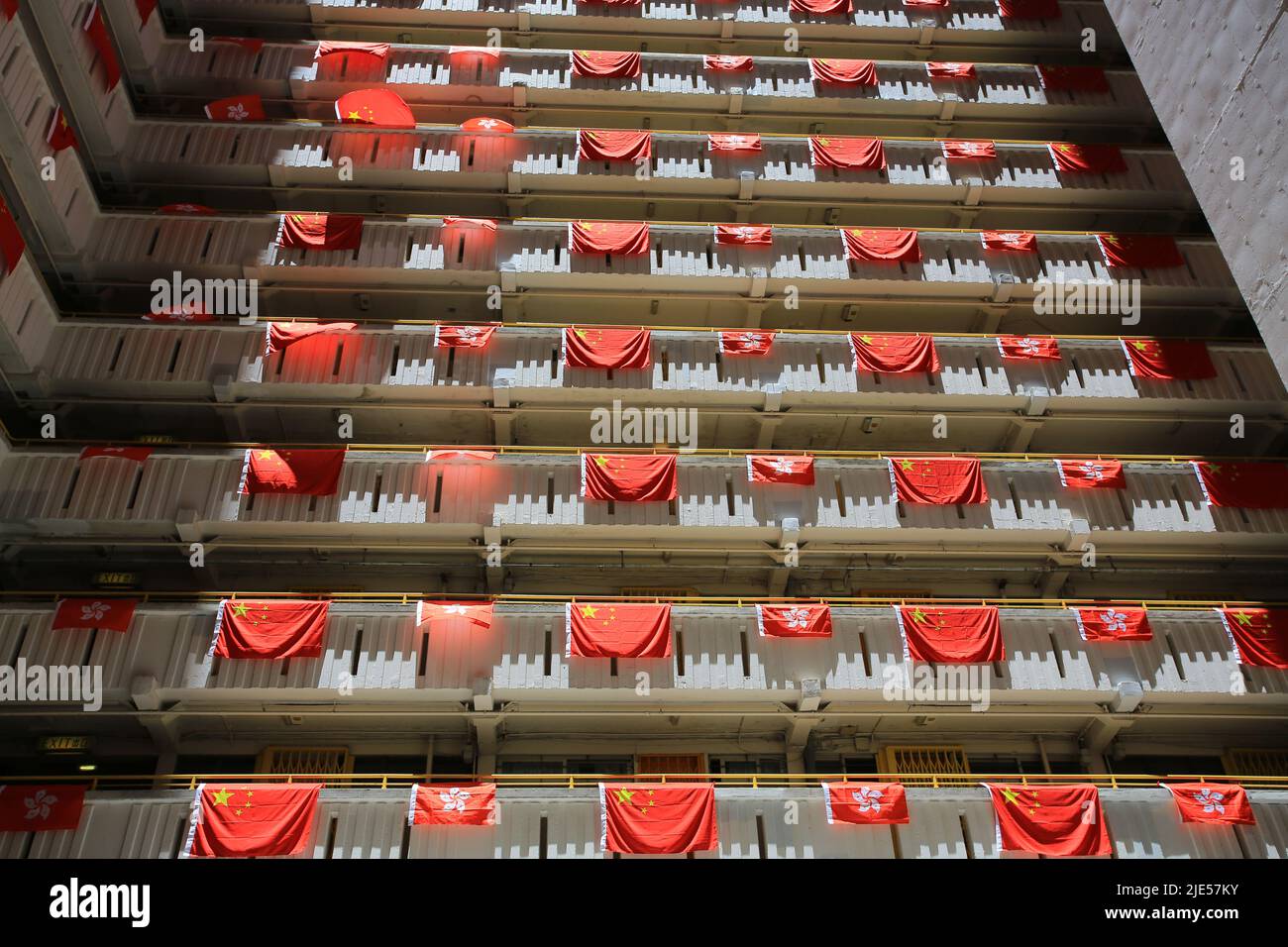 Banderas para celebrar el 25th aniversario del establecimiento de la Administración Especial de Hong Kong en el estado de Ping Shek, Hong Kong Foto de stock