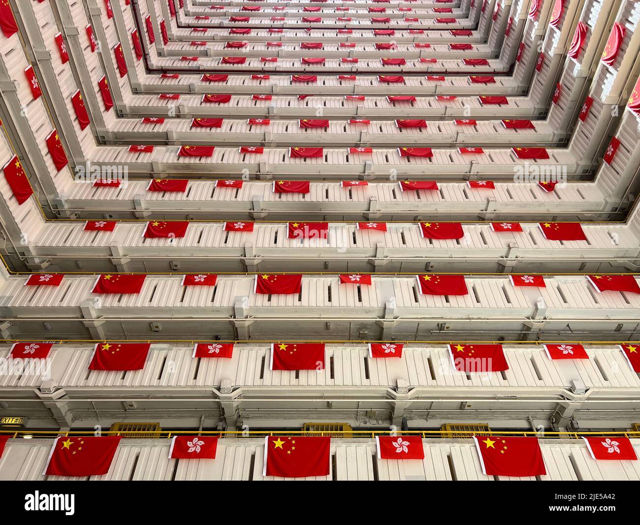 Banderas para celebrar el 25th aniversario del establecimiento de la Administración Especial de Hong Kong en el estado de Ping Shek, Hong Kong Foto de stock