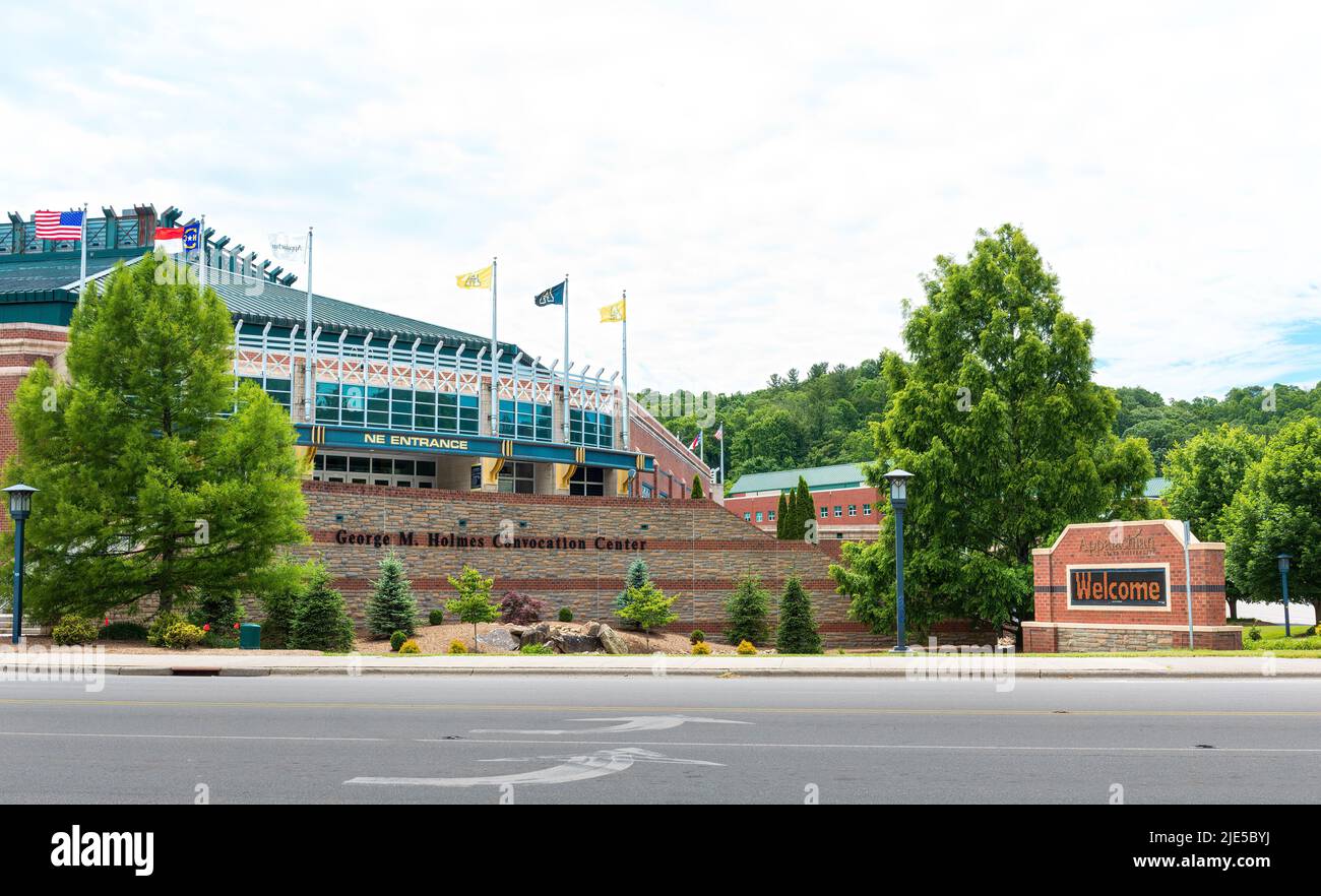 BOONE, NC, EE.UU.-20 DE JUNIO de 2022: Appalachian State University, señal de monumento y George M. Holmes Convocation Center. Foto de stock