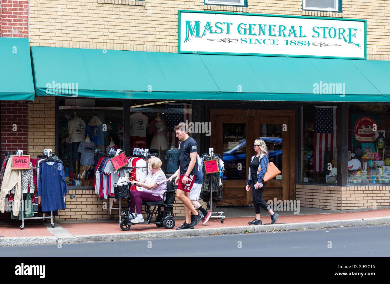BOONE, NC, EE.UU.-20 JUNIO 2022: Mast General Store en Main Street, mujer mayor en el carro eléctrico. Foto de stock