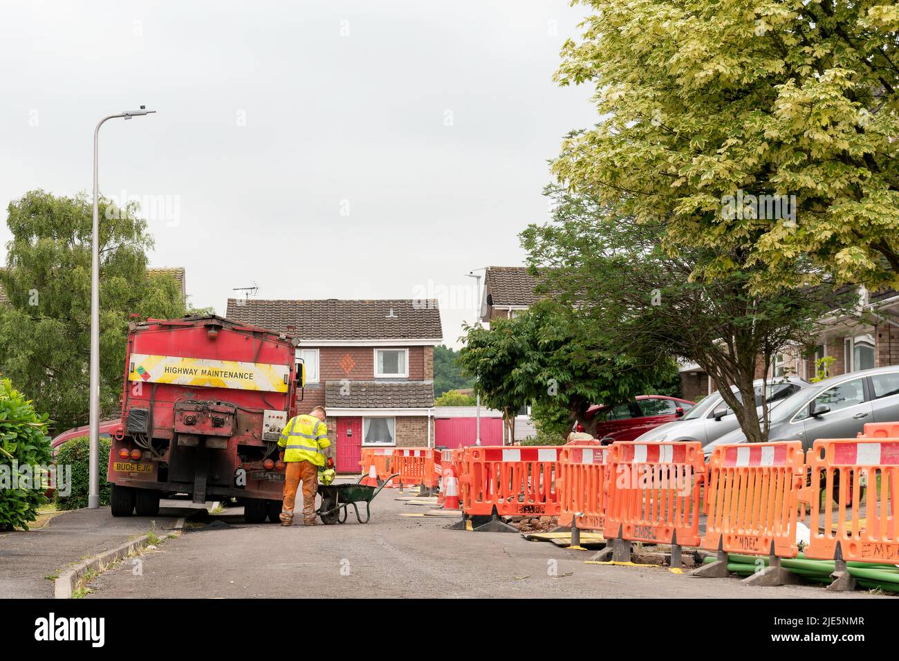 Las sendas de las propiedades inmobiliarias del Reino Unido están cerradas y excavadas mientras que el trabajo va por delante para actualizar las casas de las propiedades a la banda ancha ultra rápida y líneas telefónicas digitales Foto de stock