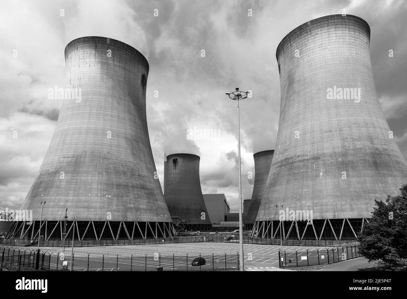 Foto en blanco y negro de las torres de refrigeración de la central eléctrica Drax y STEAM, una central eléctrica en North Yorkshire, Inglaterra, Reino Unido. Foto de stock