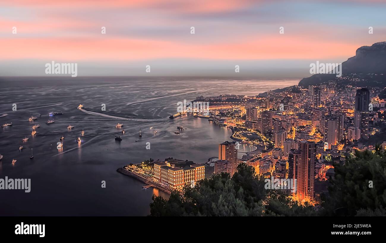 Principado de Mónaco al atardecer en la Riviera Francesa Foto de stock