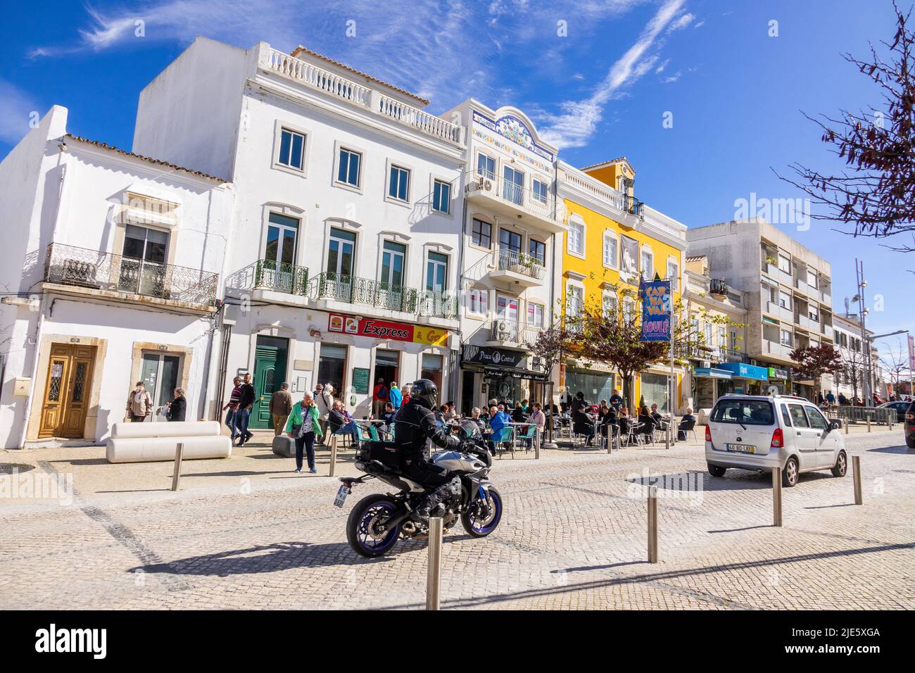 Tiendas y restaurantes en el centro de Loule El Algarve Portugal Foto de stock