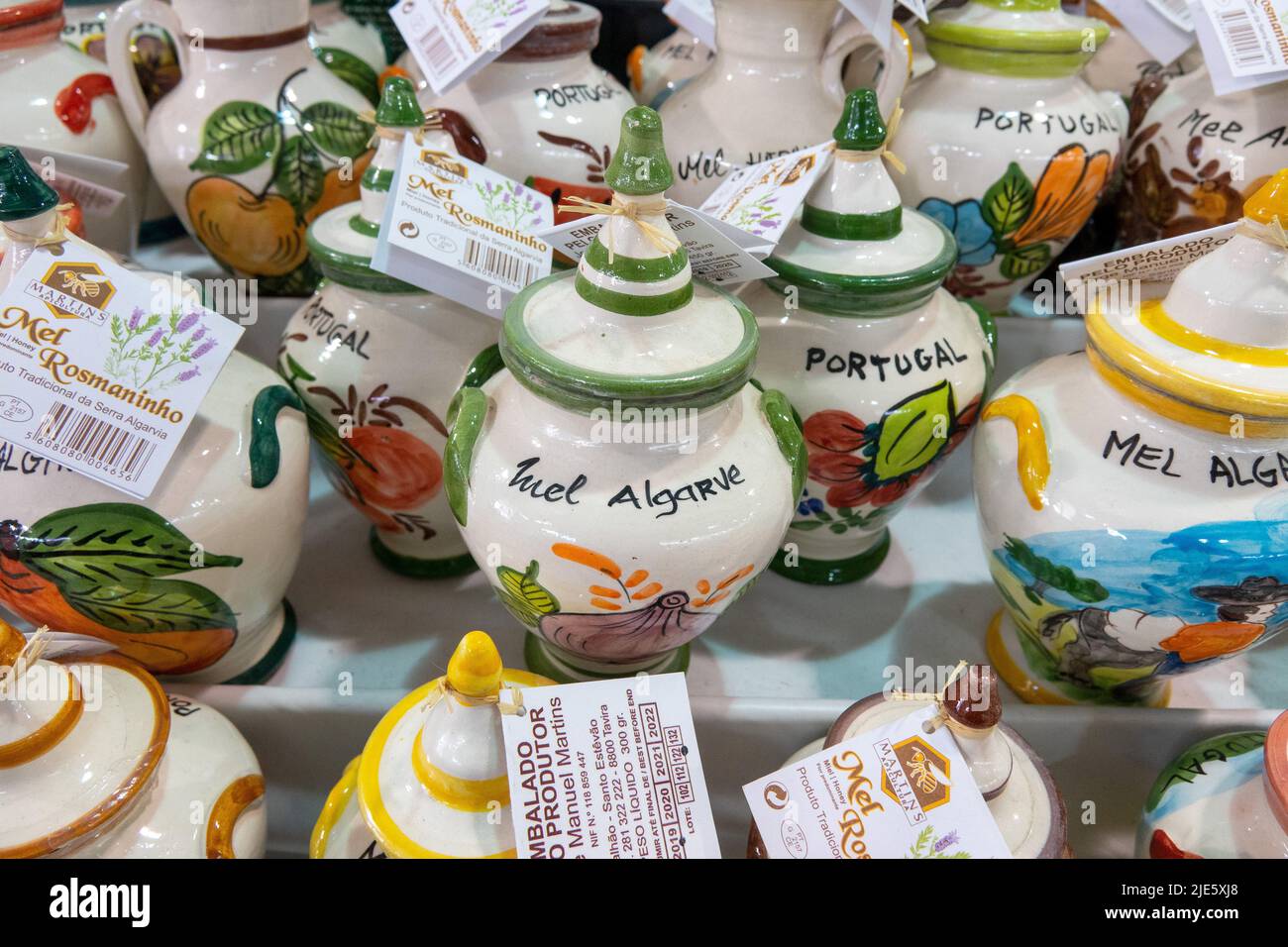Miel de Lavanda Portuguesa a la venta en macetas tradicionales de barro decorativas portuguesas pintadas a mano con recuerdos turísticos de Mel Algarve y Portugal Foto de stock