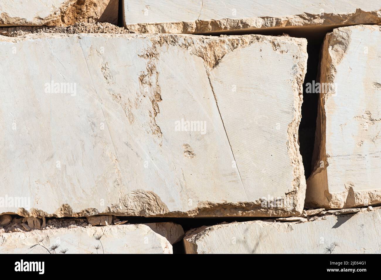 Superficies de bloques de mármol angular apilados en una cantera cerca de Orosei en la costa este de Cerdeña, Baronia, Italia Foto de stock