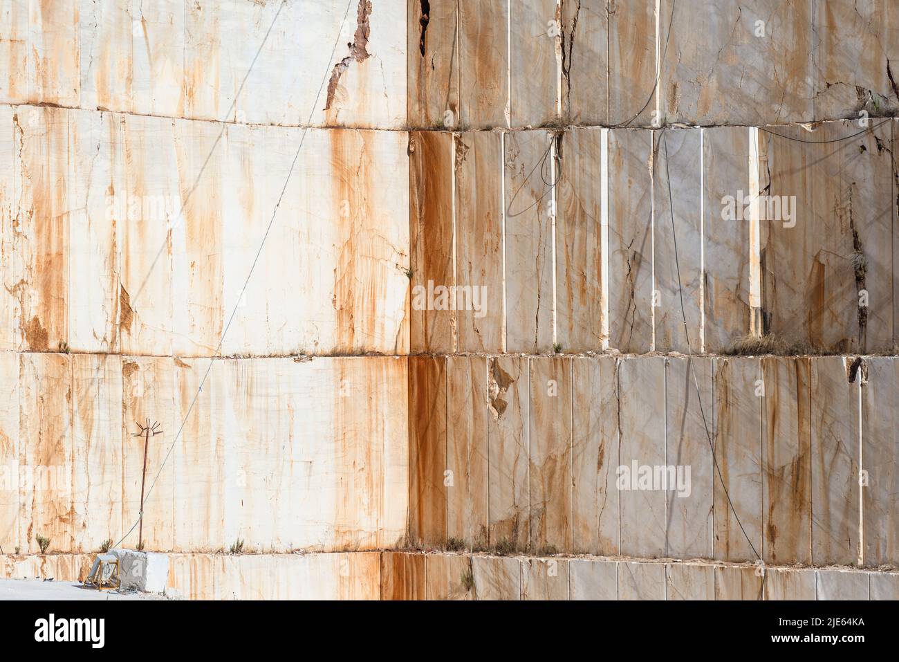 Cara de roca con los bordes cortados de los bloques de piedra en una cantera de mármol cerca de Orosei en la costa este de Cerdeña, Baronia, Italia Foto de stock