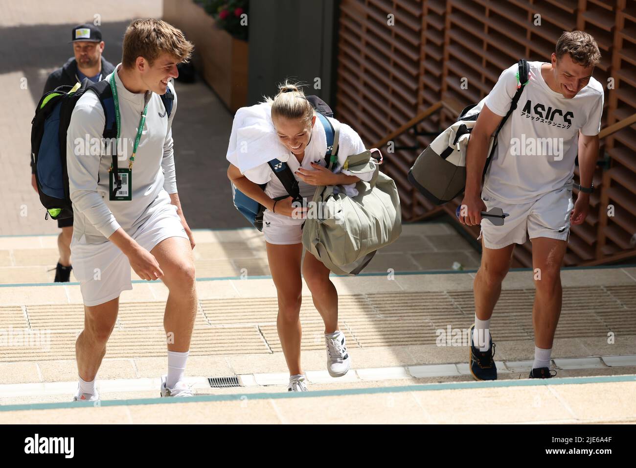 25th de junio de 2022, All England Lawn Tennis and Croquet Club, Londres, Inglaterra; torneo de Wimbledon Tennis; Katie Swan riendo con su equipo de entrenamiento después de su sesión de práctica Foto de stock