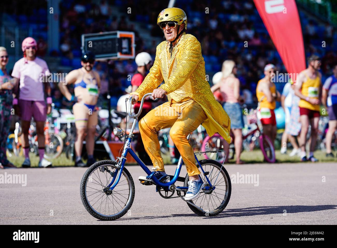 Herxheim, Alemania. 25th de junio de 2022. Un participante disfrazado va al  inicio de la carrera de bicicletas de culto 'World-Klapp' en la pista de  arena 'Duwak-Track'. En la carrera de carreras,