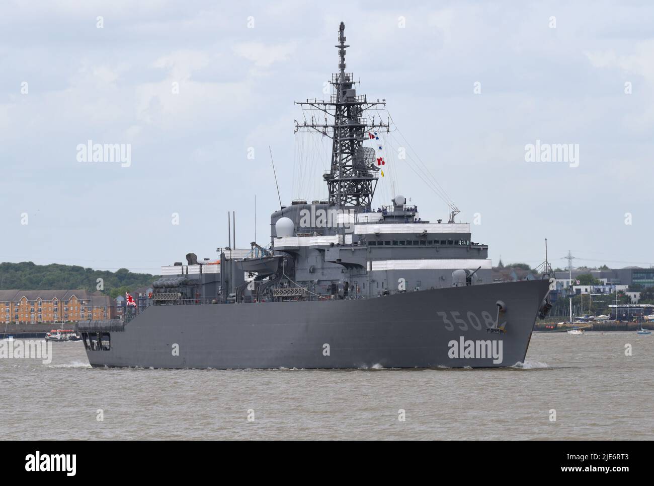 25/06/2022 Tilbury Reino Unido Dos buques de la Fuerza de Autodefensa Marítima de Japón visitaron el sudeste la semana pasada. El buque de entrenamiento JS Kashima estaba amarrado junto al HMS Foto de stock