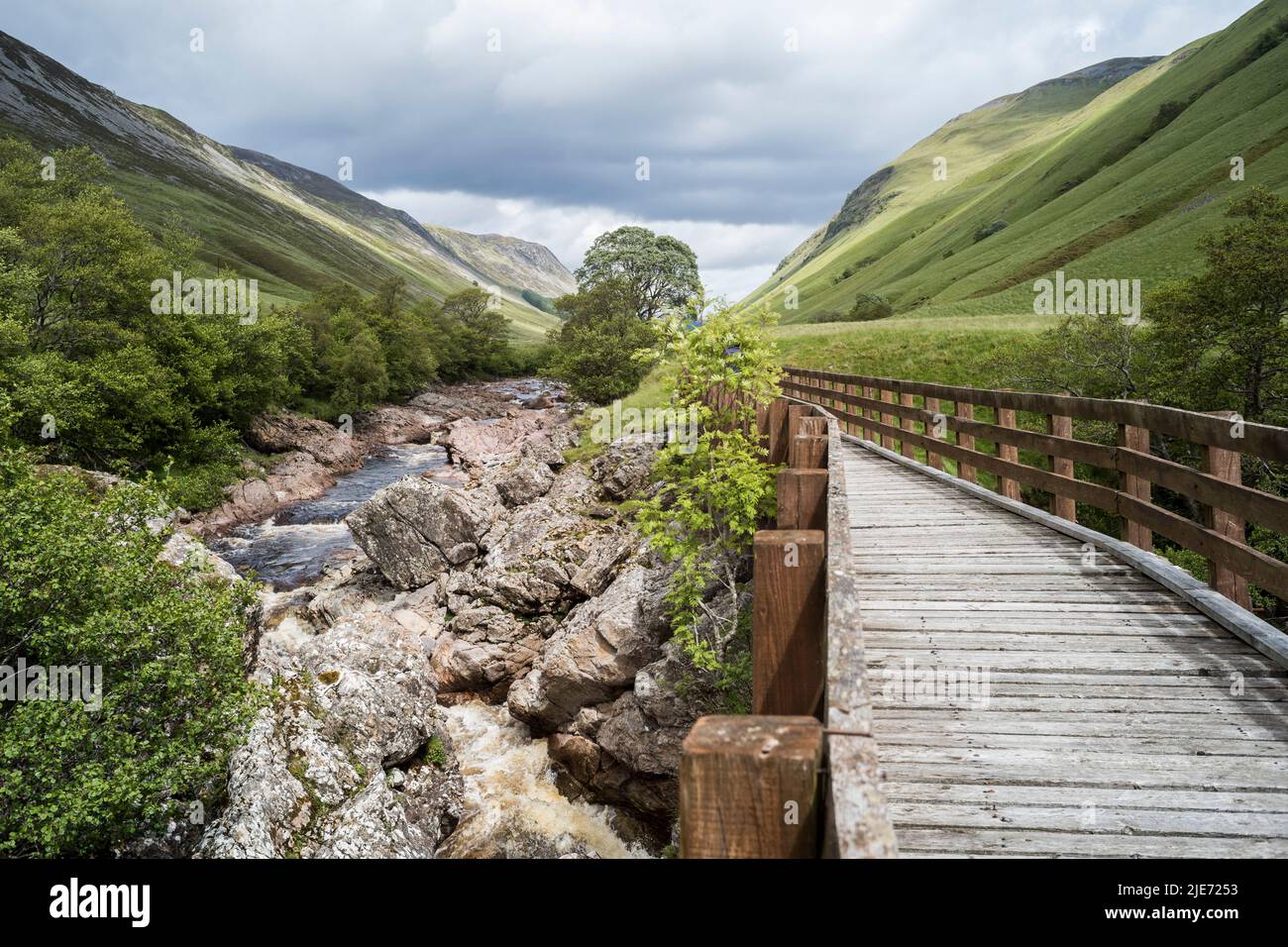 Un puente peatonal en Glen Tilt, sobre la inclinación del río, cerca de