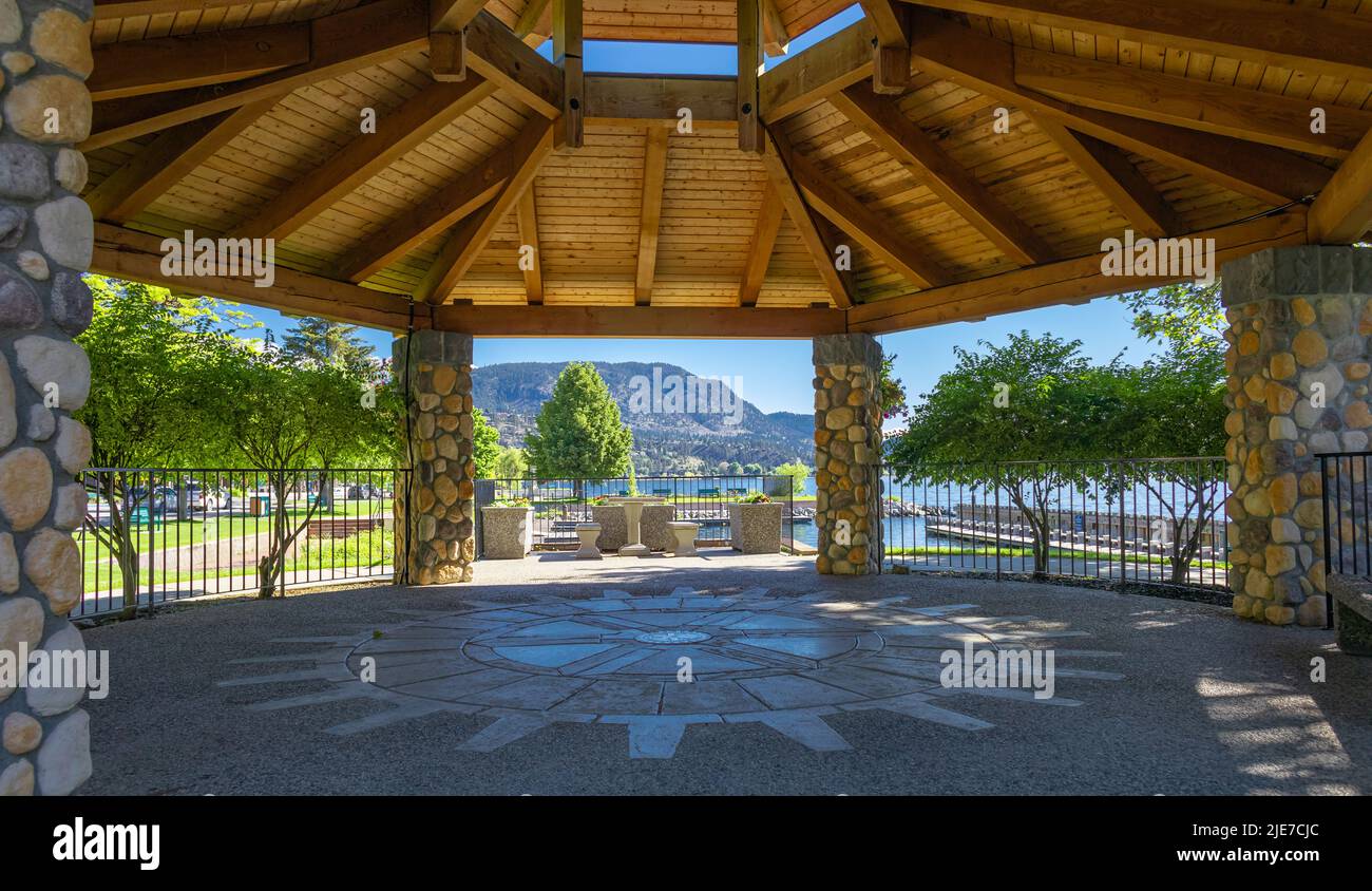 Hermosa zona recreativa con cenador de madera a orillas del lago en un