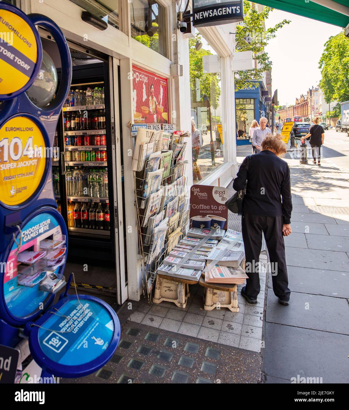 Quiosco de prensa en King's Road, Londres, Reino Unido; una calle de tiendas de moda que se encuentra a 2 km de Fulham a Sloane Square Foto de stock
