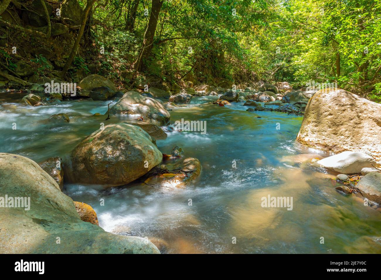 Río dentro del Parque Nacional Rincón de la Vieja, Costa Rica. Foto de stock