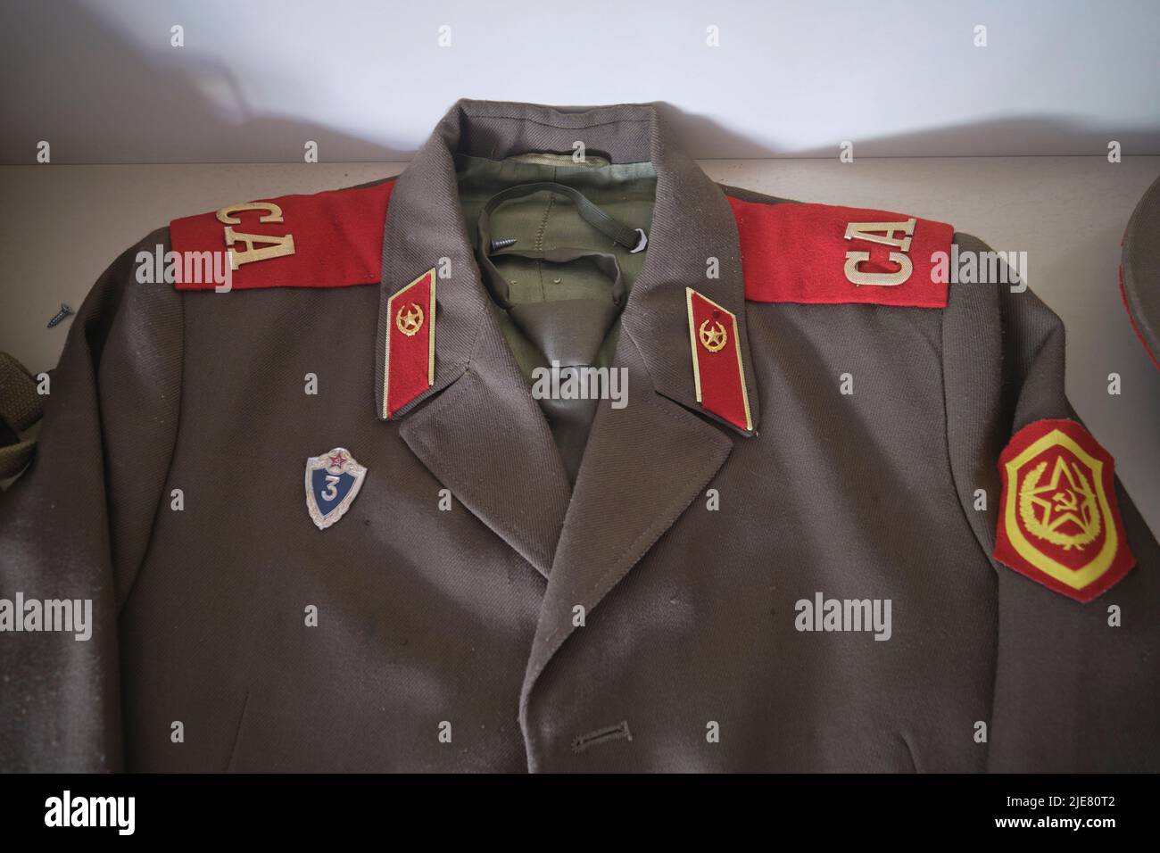 Un antiguo uniforme militar soviético de la era de la URSS con emblema de  martillo y hoz. En el Museo de Historia y Lore Local en Namangan, Valle de  Fergana, Uzbekistán Fotografía