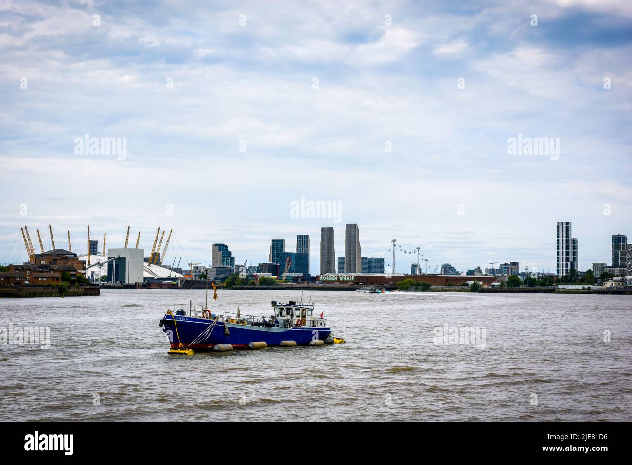 Junio 19 2022 - Vista desde Greenwich en Londres al otro lado del río Támesis con el horizonte de la ciudad Foto de stock