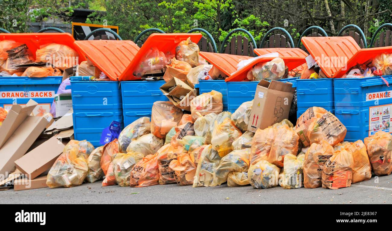 el ayuntamiento local, basura y reciclaje, deja en primer plano contenedores desbordados donde los recursos de gestión de residuos no han podido satisfacer la demanda Inglaterra Reino Unido Foto de stock