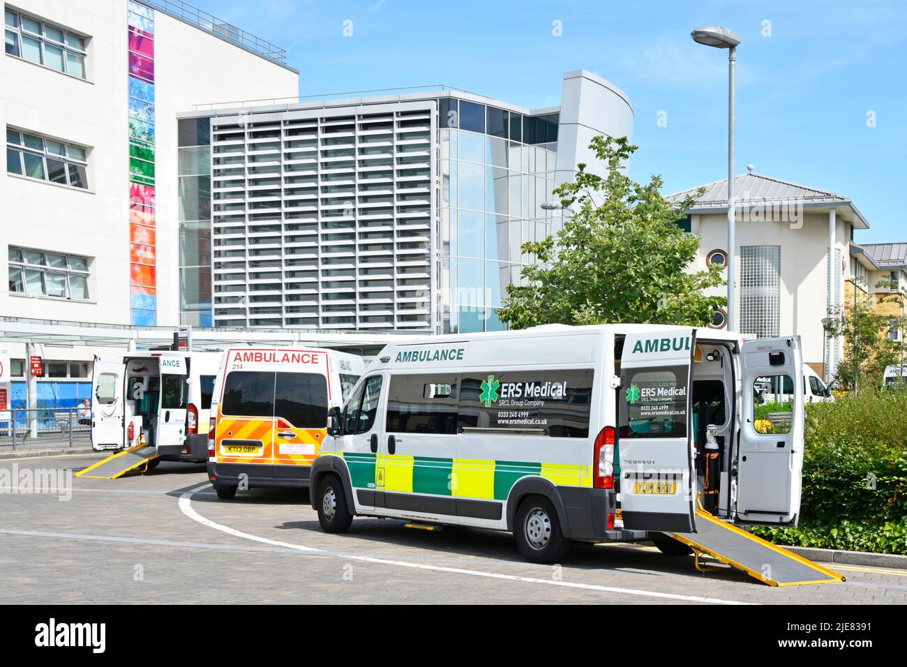 Transporte de pacientes en ambulancias privadas de negocios en el hospital NHS Broomfield National Health Service HealthCare Facility Chelmsford England Reino Unido Foto de stock