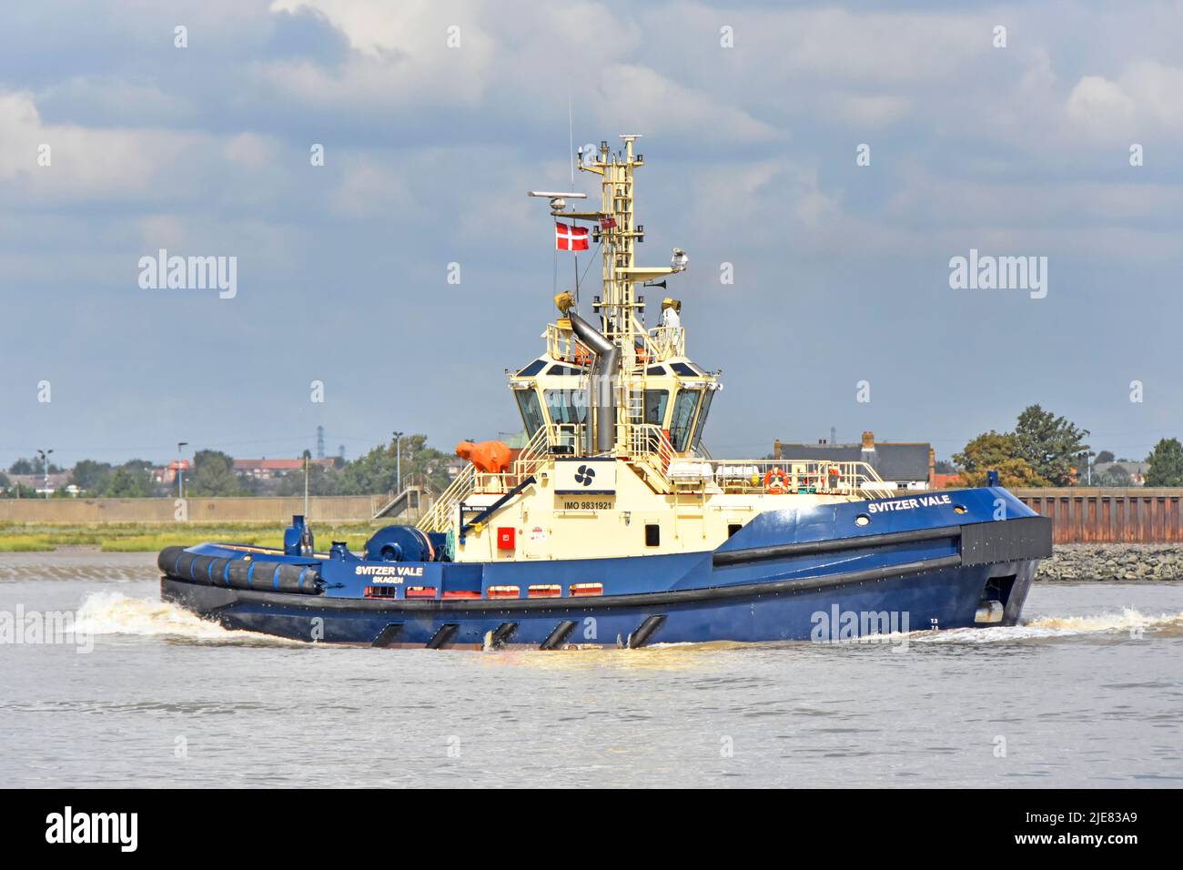 Río Támesis en Tilbury Reino Unido Svitzer Vale remolcador barco ahora (2022) con sede en Bremerhaven que enarbolan bandera danesa parte de la marina y negocio de los operadores de remolque importantes Foto de stock