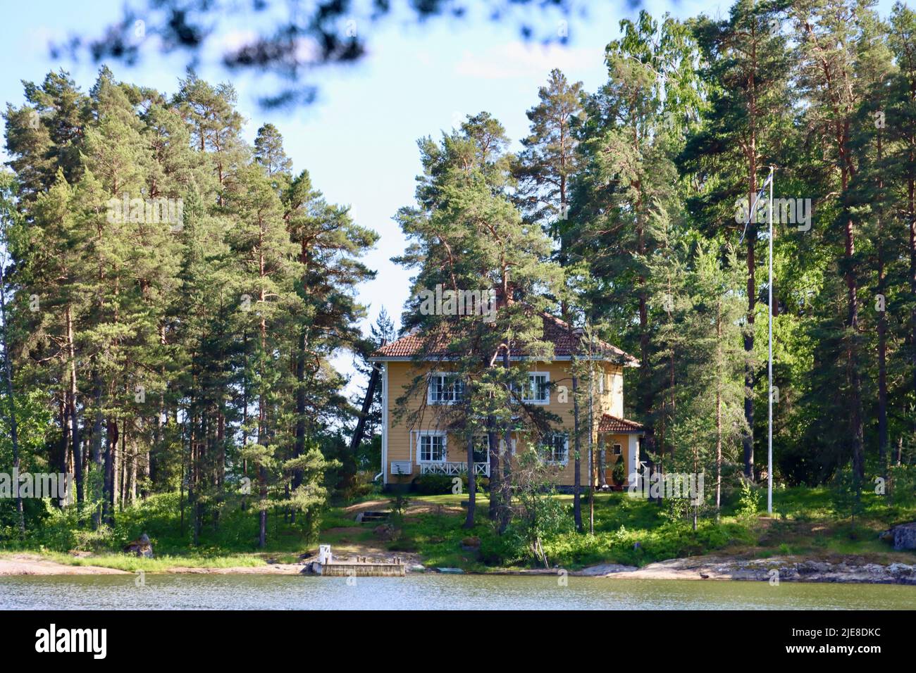 Casa amarilla en el bosque en el sur de Finlandia cerca de Porvoo Foto de stock