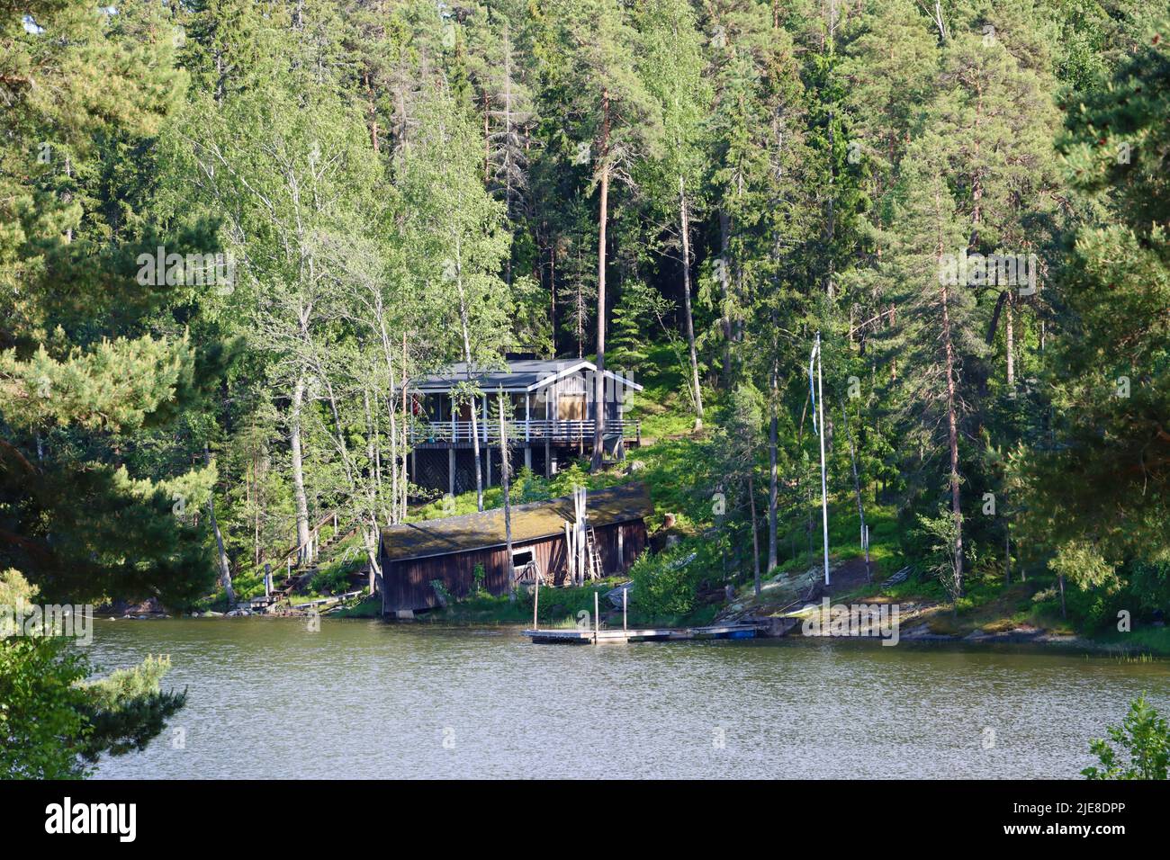 Casa en el bosque junto a la playa en el sur de Finlandia cerca de Porvoo Foto de stock