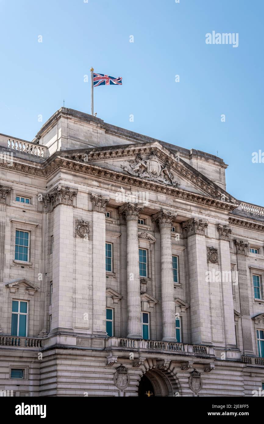Detalle de la fachada del Palacio de Buckingham, la residencia real de Londres y la sede administrativa del monarca del Reino Unido, Londres Foto de stock