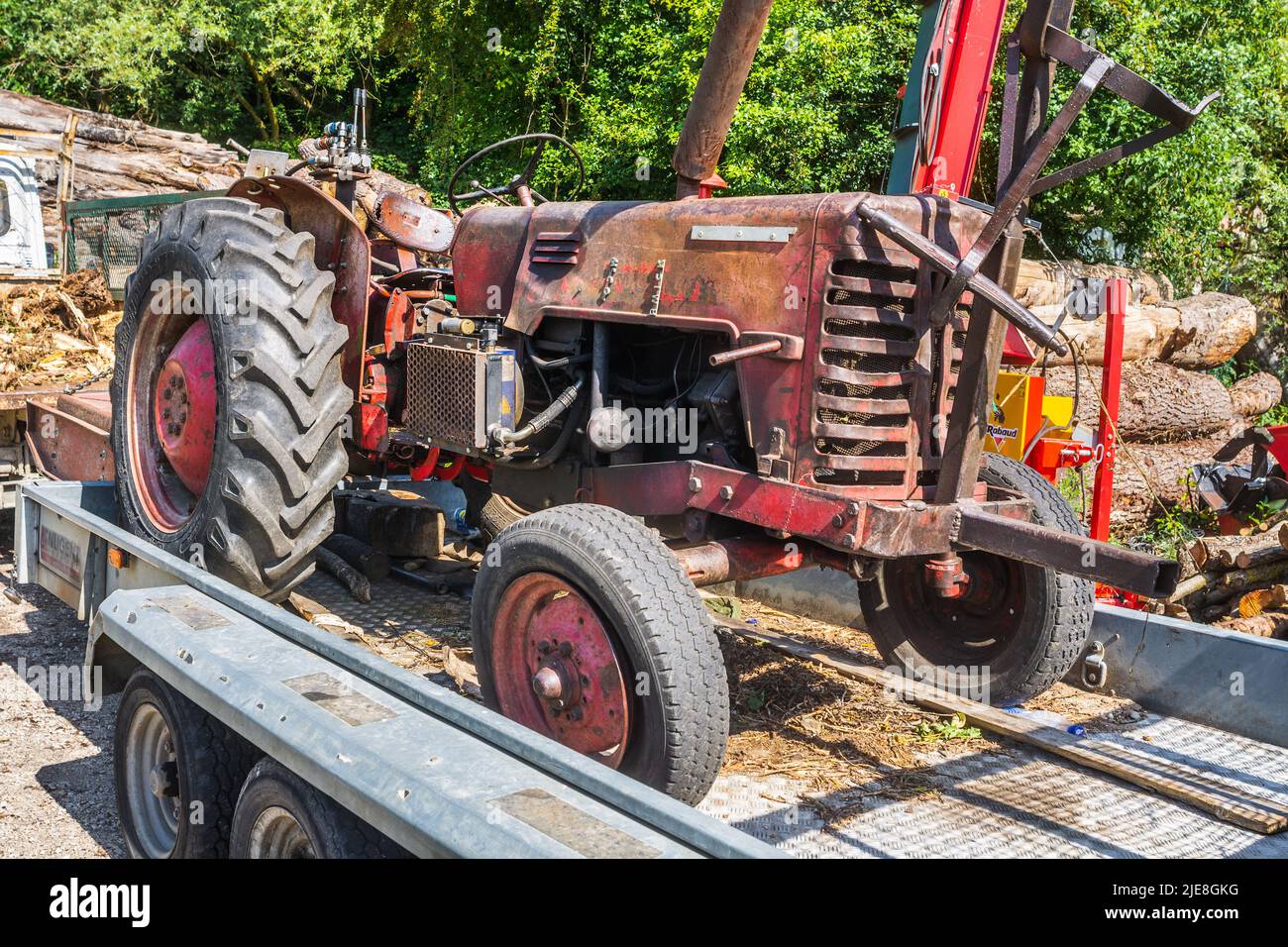 Antiguo tractor McCormick americano en remolque - Francia. Foto de stock