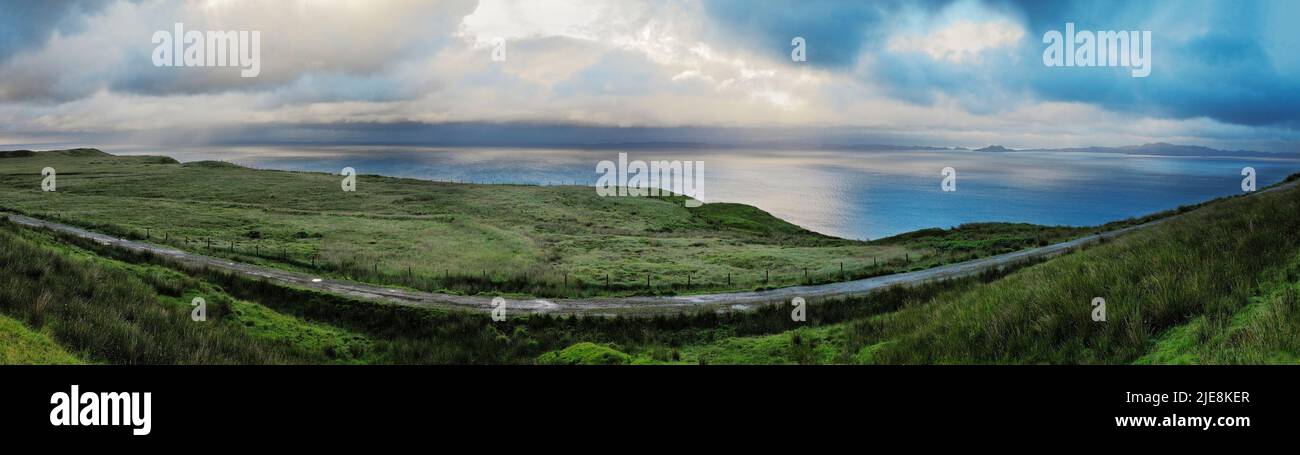 Día tormentoso en la isla de Skye; con vistas a la isla de Rona y la isla de Raasay; Escocia Foto de stock