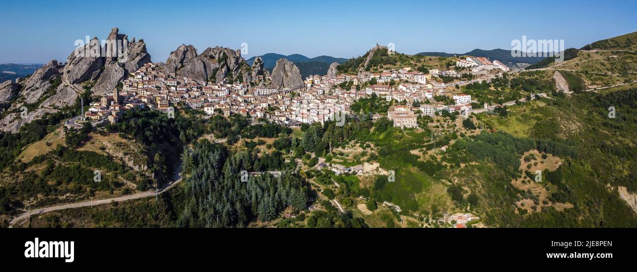 Vista panorámica del pueblo rural de Pietrapertosa en Apennines Dolomiti Lucane, provincia de Potenza Basilicata, Italia Foto de stock