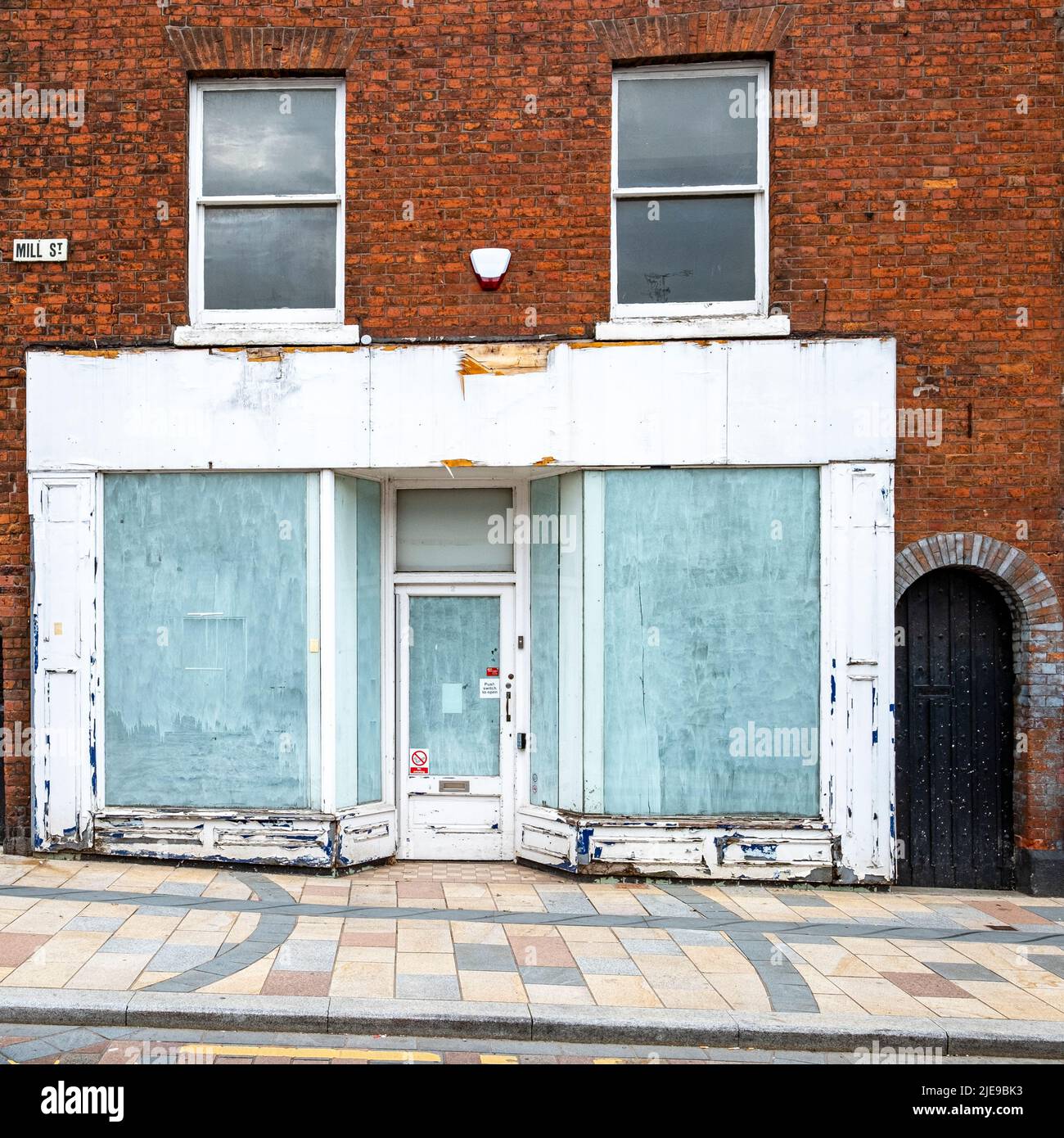 Cerrado tienda con ventanas blancas en el centro de la ciudad de Congleton Cheshire Reino Unido Foto de stock