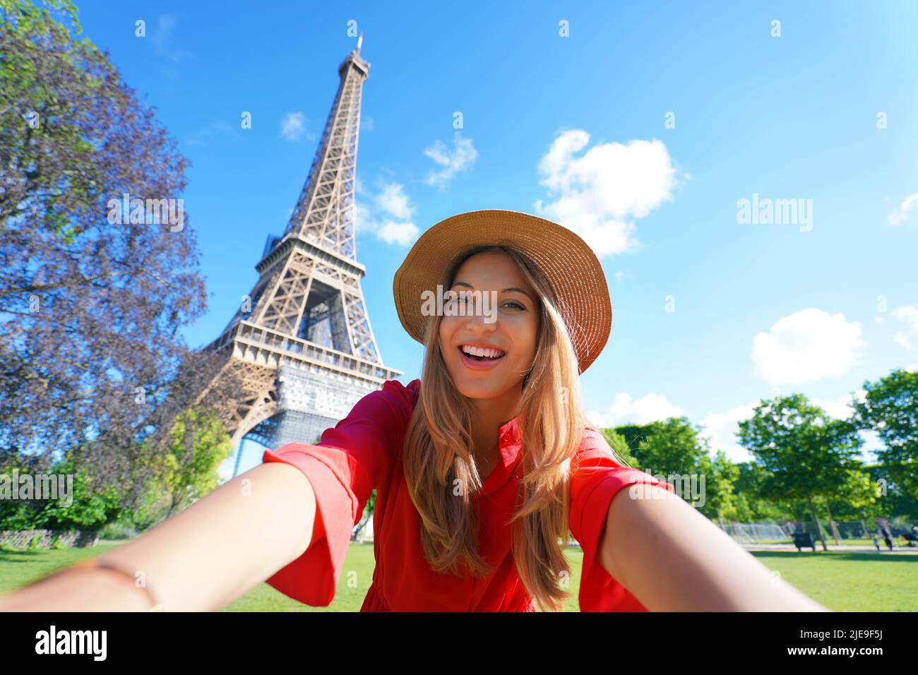 Selfie niña en París, Francia. Joven turista haciendo autorretrato con la Torre Eiffel en París. Foto de stock