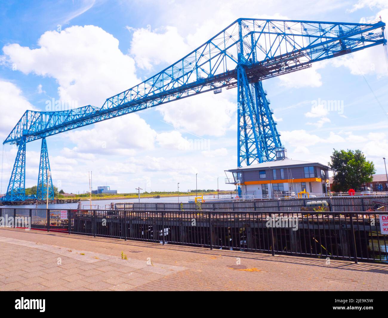 Middlesbrough Transporter puente desde Port Clarence en la orilla norte del río Tees con la adyacente Harbour Masters Office Foto de stock