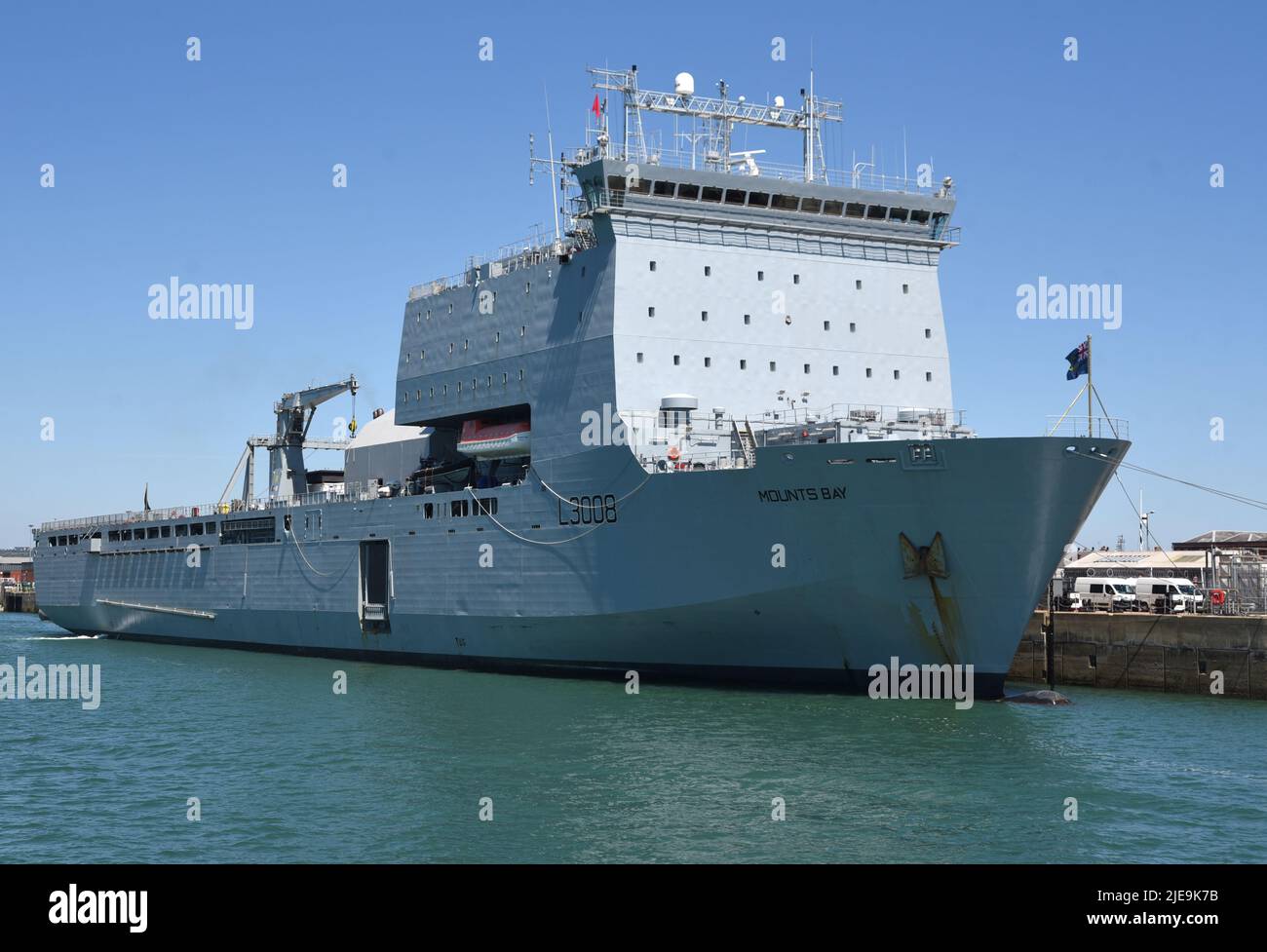 22/06/2022 Portsmouth UK RFA Mounts Bay A 176,6m (579,4ft) Muelle auxiliar de desembarco de clase Royal Navy Bay amarrado junto al embarcadero de Kings Stairs, HMNB Foto de stock