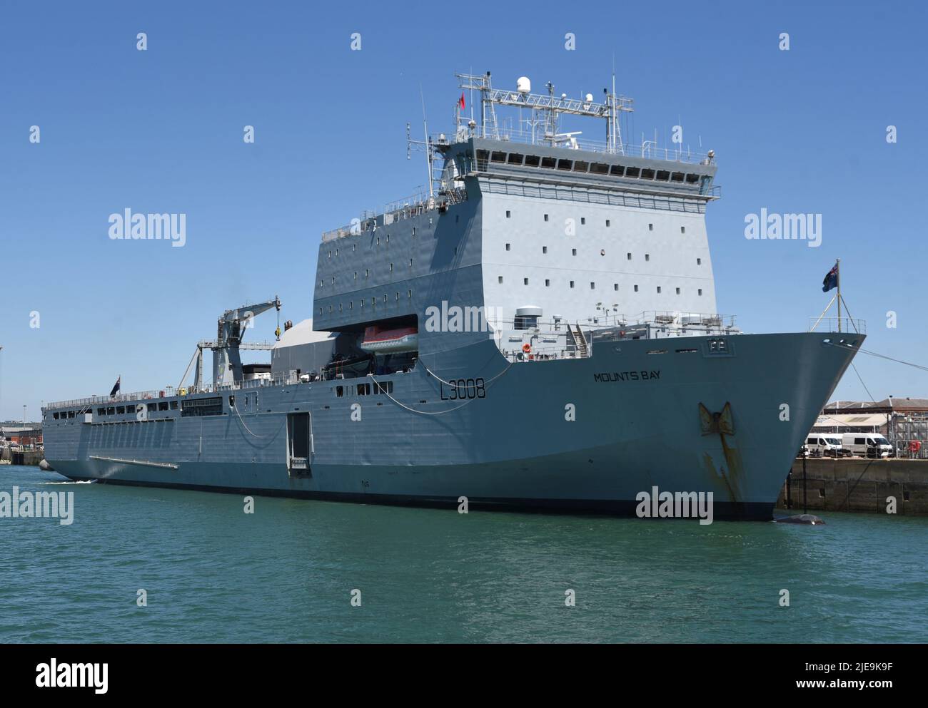 22/06/2022 Portsmouth UK RFA Mounts Bay A 176,6m (579,4ft) Muelle auxiliar de desembarco de clase Royal Navy Bay amarrado junto al embarcadero de Kings Stairs, HMNB Foto de stock