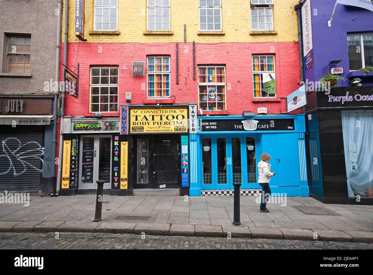 Edificios y tiendas de colores en el barrio de Temple Bar, Dublín, Irlanda Foto de stock