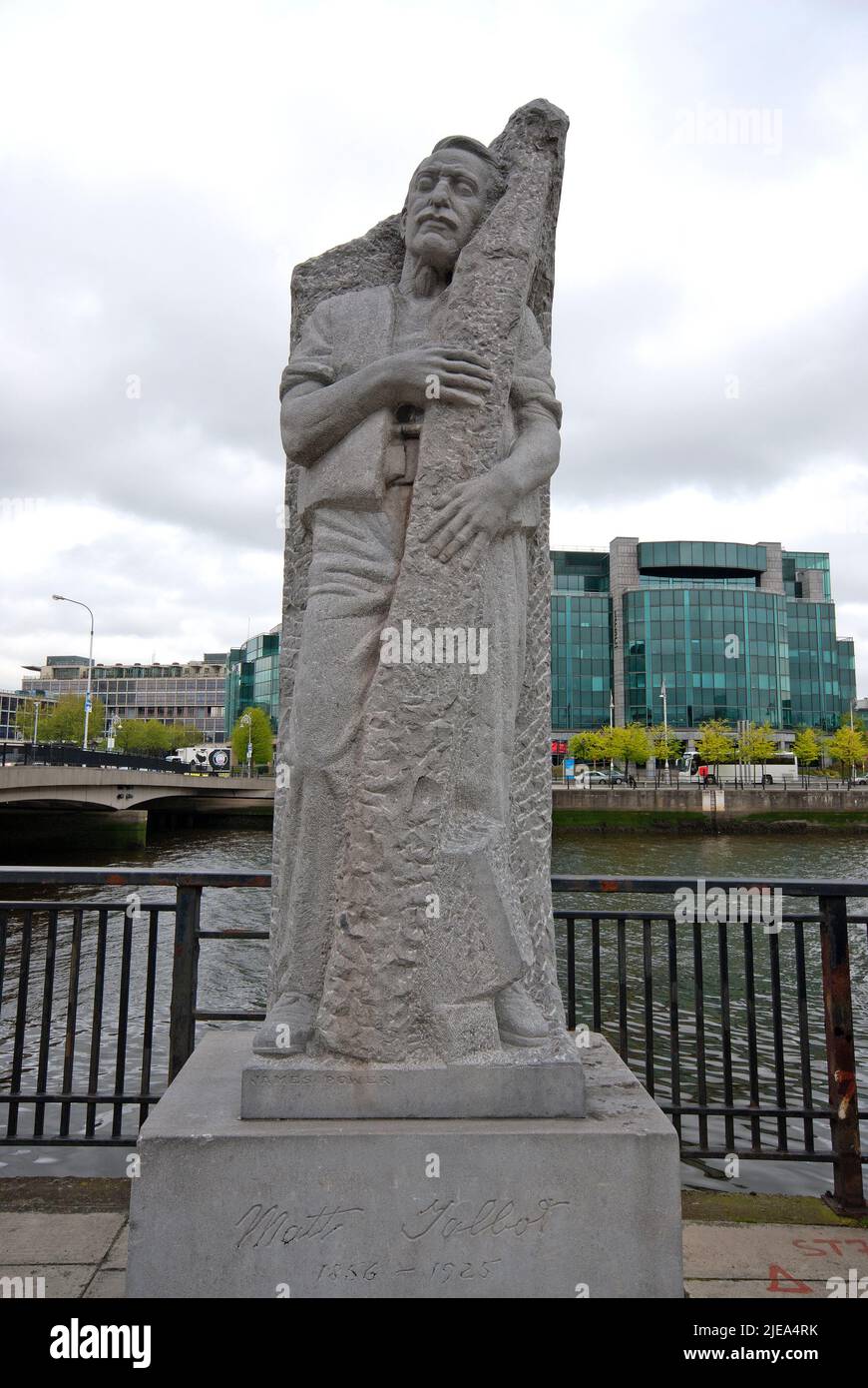Estatua de piedra de Matt Talbot (1856-1925) por James Power en la orilla del río Liffey, Dublín, Irlanda Foto de stock