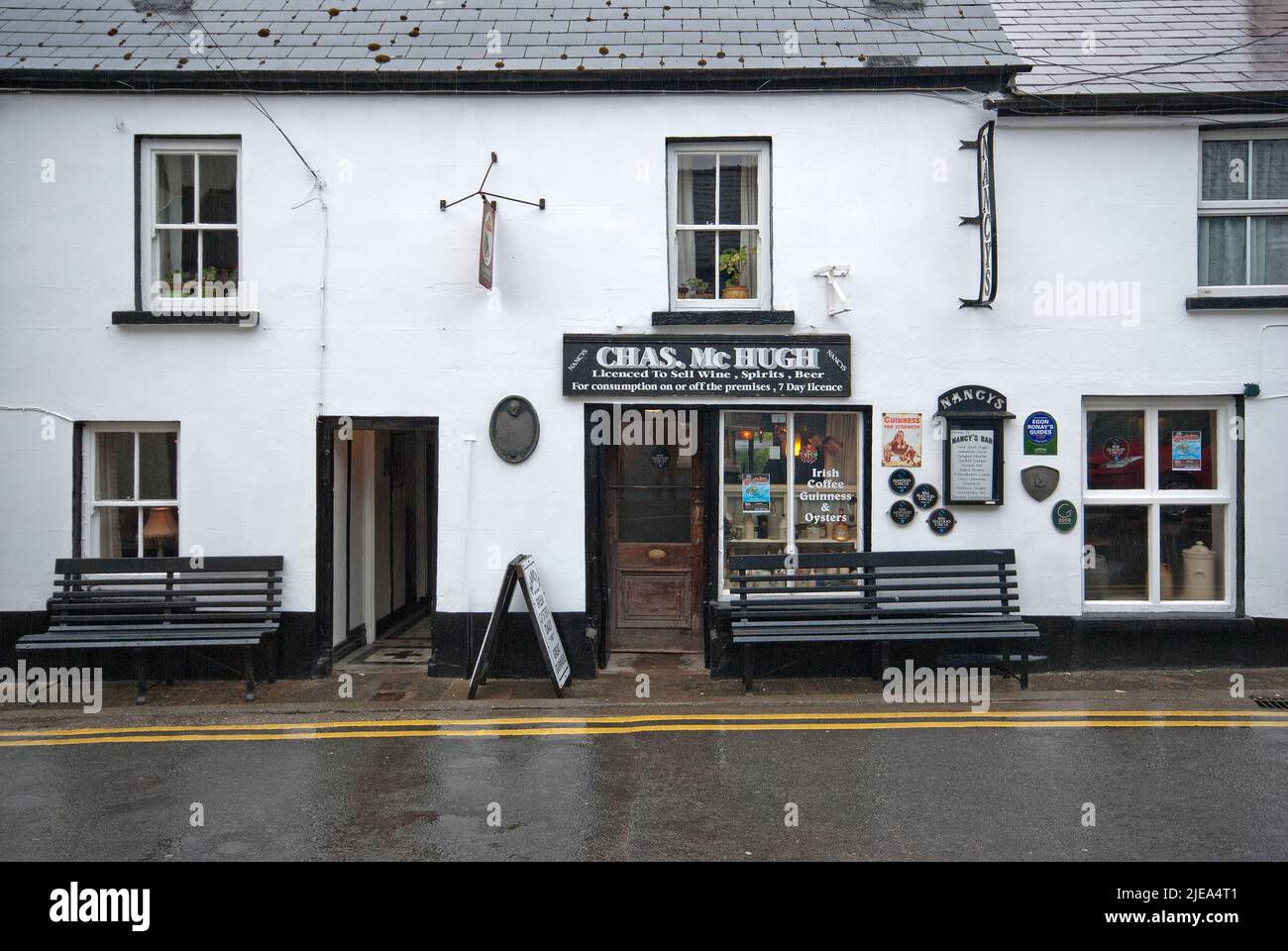 Nancy's Bar (propiedad de la familia Mc Hugh) en Ardara, Condado de Donegal, Irlanda Foto de stock