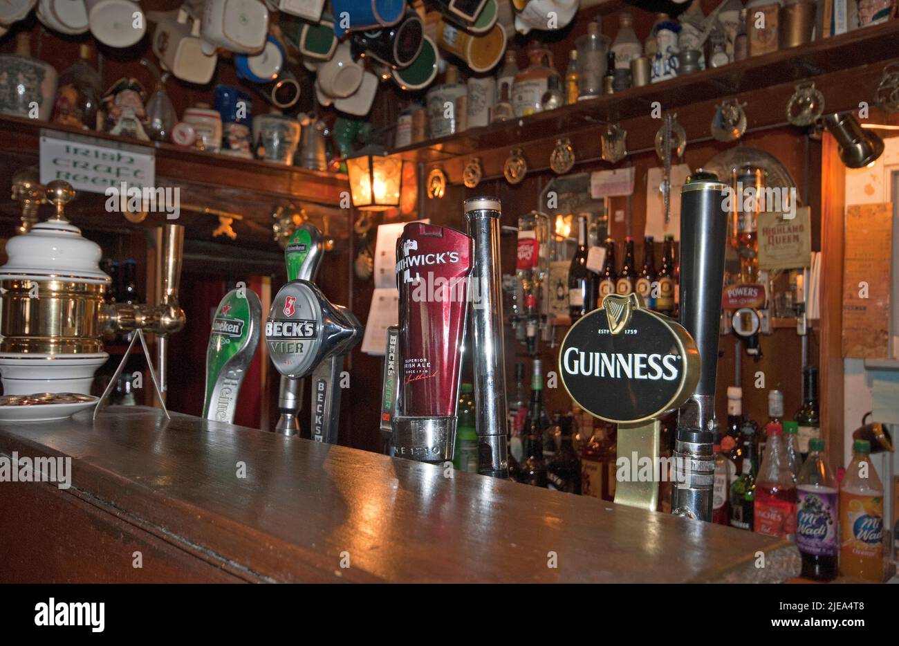 Nancy's Bar con grifos de cerveza, Ardara, County Donegal, Irlanda Foto de stock