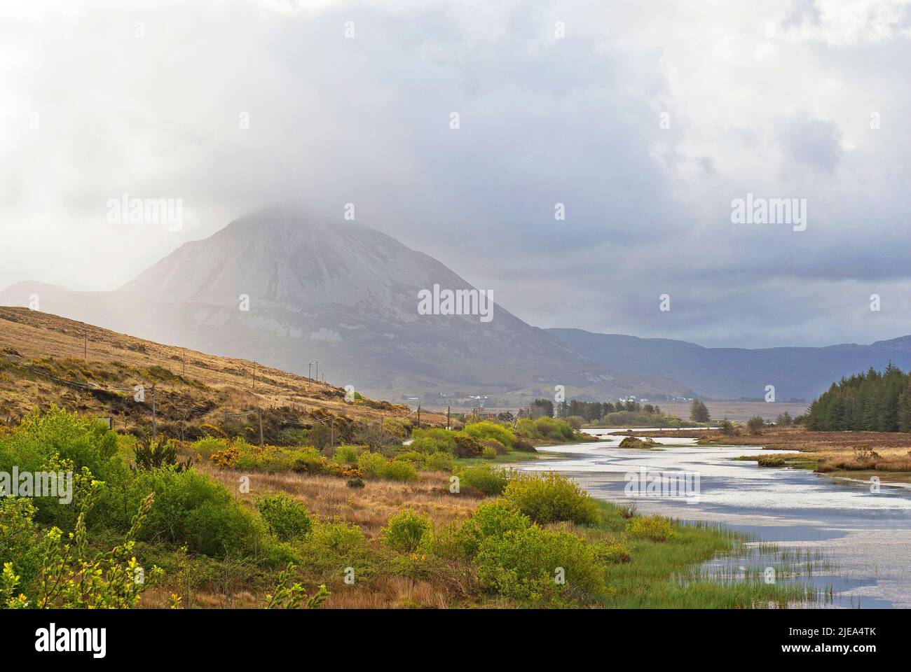 Río Clady y monte Errigal semi cubierto por nubes, Condado de Donegal, Irlanda Foto de stock