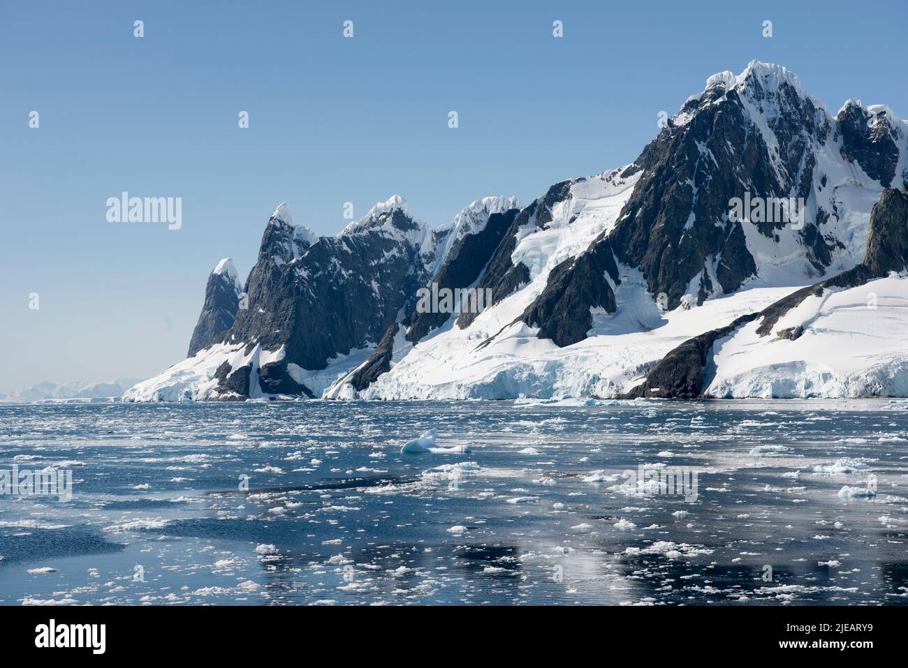 Montañas en el canal Lemaire en la península antártica Foto de stock