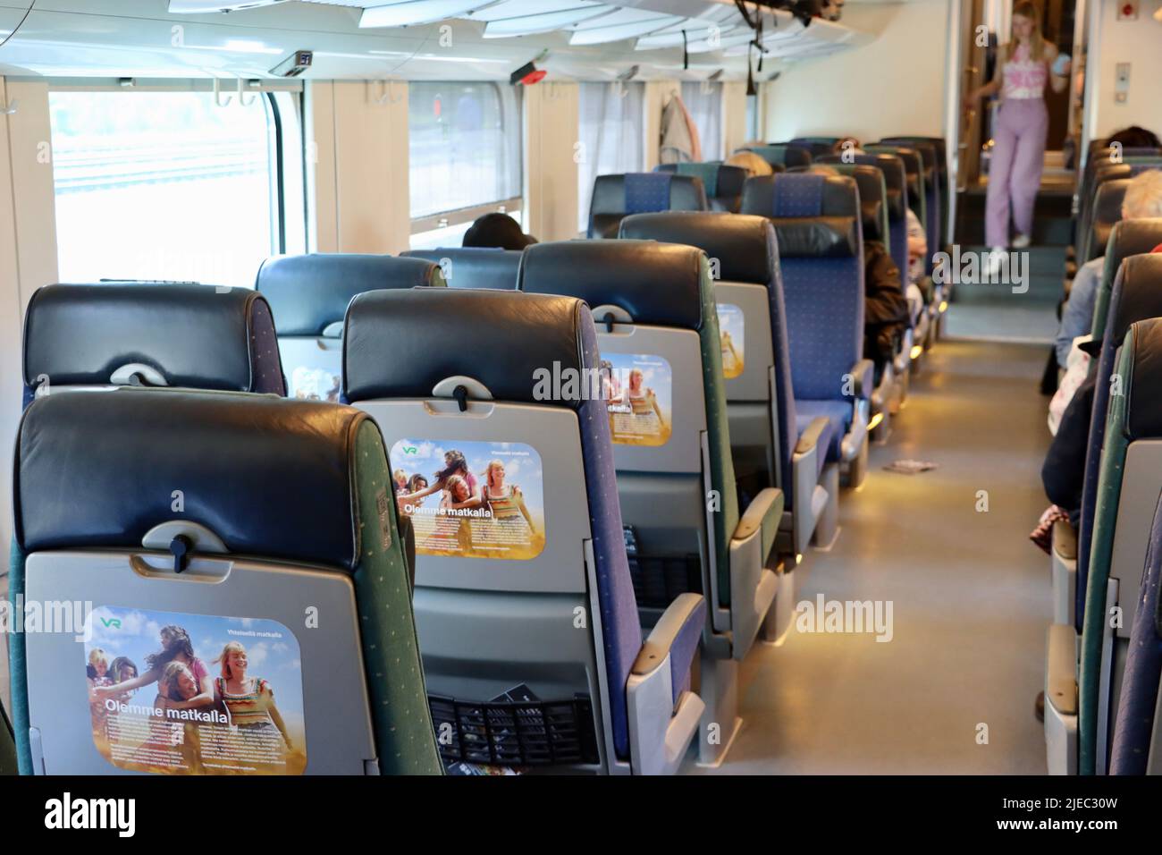 Compartimento de clase turista en la línea de ferrocarril nacional finlandesa Foto de stock