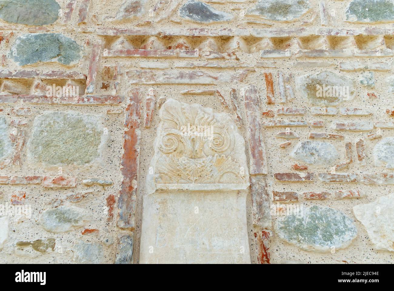 mampostería de pared. Frescos, imágenes de santos. La principal iglesia ortodoxa griega en la pequeña ciudad de Kalambaka. Grecia, Meteora Foto de stock