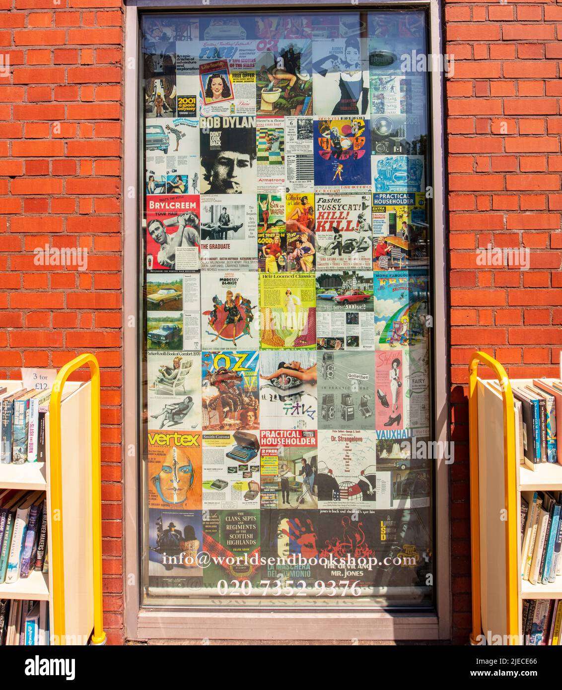 The King's Road, Londres, Reino Unido; una calle de tiendas de moda que se extiende a 2 millas de Fulham a Sloane Square; mostrando la pared de portadas de libros en la librería Foto de stock