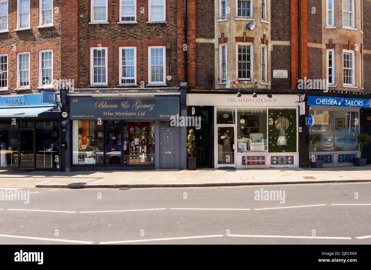 The King's Road, Londres, Reino Unido; una calle de tiendas de moda que se extiende a 2 km de Fulham a Sloane Square, mostrando el Fin del Mundo Foto de stock